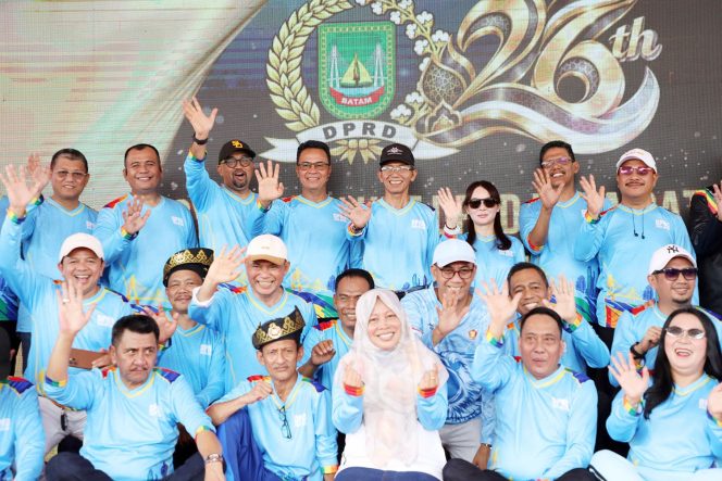 
					Wali Kota Batam, Amsakar Achmad, dan Wakil Wali Kota Batam, Li Claudia Chandra, bersama pimpinan dan anggota DPRD Batam dan sejumlah pejabat Batam saat perayaan HUT DPRD Batam, Sabtu (31/10/2026). 