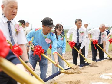 Wali Kota Batam, Amsakar Achmad, bersama Wakil Wali Kota Batam, Li Claudia Chandra, meletakkan batu pertama pembangunan Tzu Chi School Batam di Lubuk Baja, Sabtu (31/10/2026). 