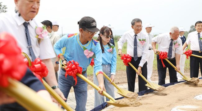 Wali Kota Batam, Amsakar Achmad, bersama Wakil Wali Kota Batam, Li Claudia Chandra, meletakkan batu pertama pembangunan Tzu Chi School Batam di Lubuk Baja, Sabtu (31/10/2026). 