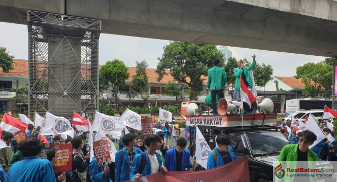 
					Forum Gerakan Mahasiswa Indonesia secara tegas mendesak pencopotan Ketua Komisi Pemilihan Umum Republik Indonesia (KPU RI)