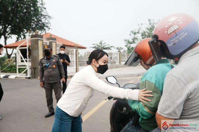
					Peduli Kesehatan Masyarakat, BP Batam Bagikan Masker di Tengah Sebaran Kabut Asap