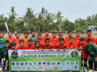 Keterangan Foto: Para peserta Turnamen Mini Soccer Daarurrahmah Cup V 2026 berfoto bersama di lapangan pertandingan dengan mengenakan seragam tim masing-masing. Turnamen yang berlangsung pada 28–31 Oktober 2026 di halaman MTs Daarurrahmah Sukatani, Kabupaten Bekasi, ini menjadi ajang silaturahmi antarpelajar SD/MI sekaligus wadah pengembangan bakat, pembinaan karakter, dan penanaman nilai sportivitas sejak dini.