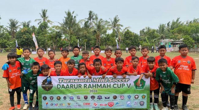 Keterangan Foto: Para peserta Turnamen Mini Soccer Daarurrahmah Cup V 2026 berfoto bersama di lapangan pertandingan dengan mengenakan seragam tim masing-masing. Turnamen yang berlangsung pada 28–31 Oktober 2026 di halaman MTs Daarurrahmah Sukatani, Kabupaten Bekasi, ini menjadi ajang silaturahmi antarpelajar SD/MI sekaligus wadah pengembangan bakat, pembinaan karakter, dan penanaman nilai sportivitas sejak dini.