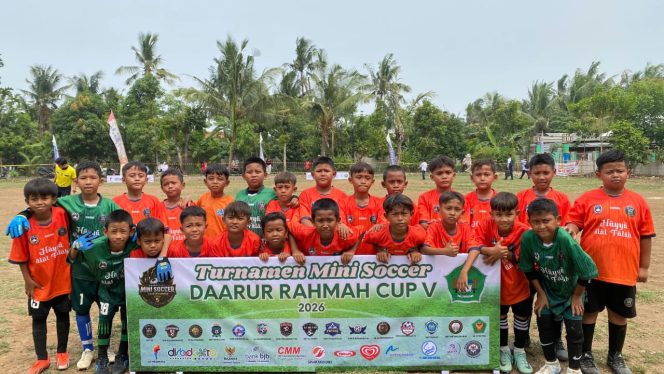
					Keterangan Foto: Para peserta Turnamen Mini Soccer Daarurrahmah Cup V 2026 berfoto bersama di lapangan pertandingan dengan mengenakan seragam tim masing-masing. Turnamen yang berlangsung pada 28–31 Oktober 2026 di halaman MTs Daarurrahmah Sukatani, Kabupaten Bekasi, ini menjadi ajang silaturahmi antarpelajar SD/MI sekaligus wadah pengembangan bakat, pembinaan karakter, dan penanaman nilai sportivitas sejak dini.