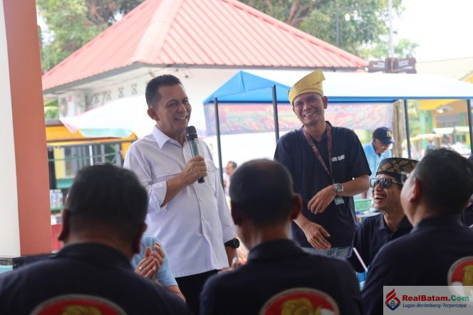 
					Gubernur Kepri Ansar Ahmad berbicara di hadapan Ketua dan pengurus Himpunan Pramuwisata Indonesia (HPI) dari seluruh provinsi di Indonesia. Pertemuan berlangsung di Kedai Makan Nonafa, Pulau Penyengat, Tanjungpinang, Rabu (7/10/2026).