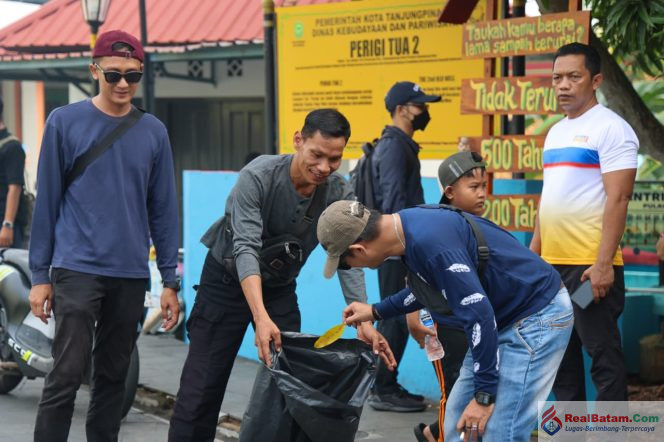 
					ASN Pemprov Kepulauan Riau bersama wartawan pengurus Persatuan Wartawan Indonesia (PWI) Kepri - melaksanakan Gotong royong di sejumlah kawasan di Pulau Penyengat, Tanjungpinang, Minggu (18/10/2026). 