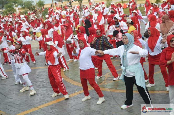 
					Ketua YKI Provinsi Kepri, Dewi Kumalasari Ansar bersama ratusan warga mengikuti senam sehat bersama di halaman Gedung Dekranasda, Tepi Laut Tanjungpinang, Minggu (4/10/2026). 