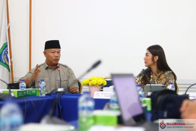 
					Angoota DPRD RI asal Kepulauan Riau Dwi Ajeng Sekar Respaty bersama Kepala Dinas Sosial Kepri Mahadi Rahman dalam rapat kerja bersama Kamis (15/10/2026).