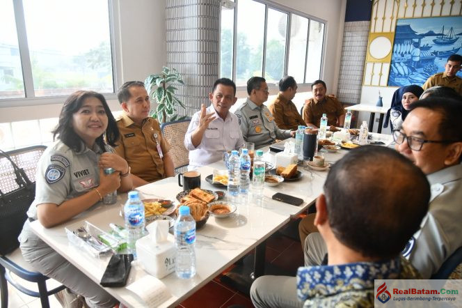 
					Gubernur Kepri Ansar Ahmad berdiskusi dengan Jajaran Komisaris Utama Jasa Raharja PT Jasa Raharja Aan Suhanan dan Direktur Utama PT Jasa Raharja Muhammad Awaluddin, bertempat di Restoran Prau Bengkong Kota Batam, Selasa (6/10/2026). 