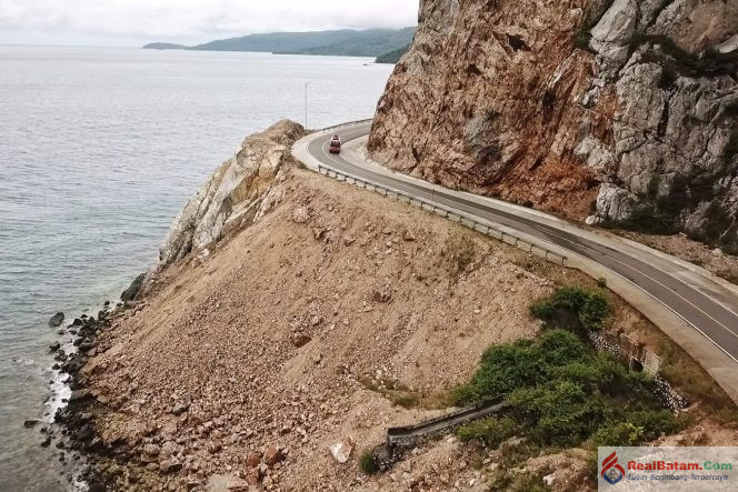 
					Jalan Nasional di Teluk Depih - Selat Lampa, Kabupaten Natuna. Pemprov Kepri melalui Dinas PUPP Kepri tengah menyiapkan konsep peningkatan status sejumlah ruas jalan provinsi menjadi jalan nasional. 