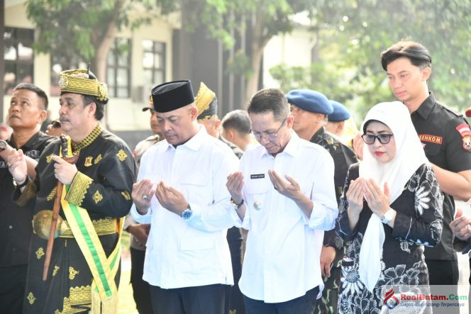 
					Sekdaprov Misni Hadiri Upacara Farewell and Welcome Parade Kapolda Kepri Baru