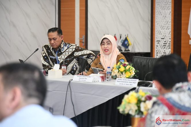 
					Sekdaprov Kepri, Misni menghadiri Sosialisasi Peraturan Menteri Dalam Negeri (Permendagri) Nomor 17 Tahun 2026 tentang Pedoman Umum Penyusunan APBD Tahun Anggaran 2027 di Ruang Rapat Graha Kepri Lantai 5, Kota Batam, Selasa (6/10/2026). 