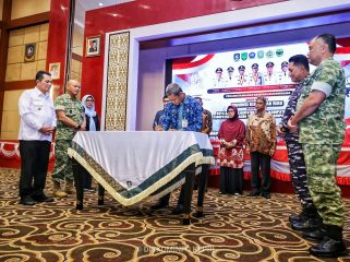 Gubernur Kepri Ansar Ahmad bersama Dankodaeral IV Laksamana Muda TNI Berkat Widjanarko, Danrem 033/Wira Pratama Brigjen TNI Bambang Harquitanto, Danlantamal IV Kolonel PTB Agus Rohimat menyaksikan penandatanganan kesepakatan bersama oleh lima Pemda di Kepri tentang sinergi pembiayaan pembentukan Komcad ASN di Aula Wan Seri Beni, Dompak, Kamis (29/10/2026). 