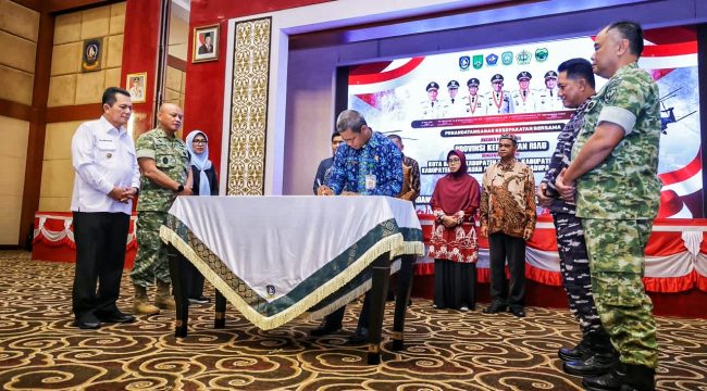 Gubernur Kepri Ansar Ahmad bersama Dankodaeral IV Laksamana Muda TNI Berkat Widjanarko, Danrem 033/Wira Pratama Brigjen TNI Bambang Harquitanto, Danlantamal IV Kolonel PTB Agus Rohimat menyaksikan penandatanganan kesepakatan bersama oleh lima Pemda di Kepri tentang sinergi pembiayaan pembentukan Komcad ASN di Aula Wan Seri Beni, Dompak, Kamis (29/10/2026). 