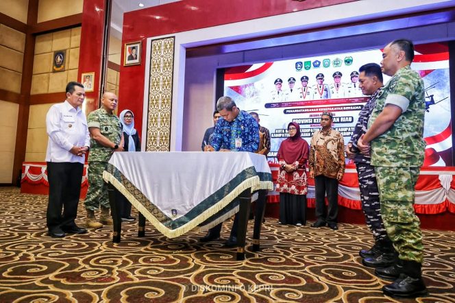 
					Gubernur Kepri Ansar Ahmad bersama Dankodaeral IV Laksamana Muda TNI Berkat Widjanarko, Danrem 033/Wira Pratama Brigjen TNI Bambang Harquitanto, Danlantamal IV Kolonel PTB Agus Rohimat menyaksikan penandatanganan kesepakatan bersama oleh lima Pemda di Kepri tentang sinergi pembiayaan pembentukan Komcad ASN di Aula Wan Seri Beni, Dompak, Kamis (29/10/2026). 