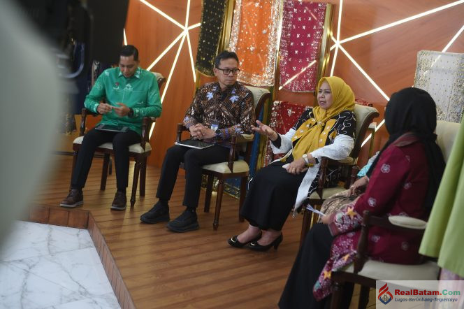 
					Ketua Dekranasda Kepri, Dewi Ansar saat menjadi pembicara dalam kegiatan Road to World Conference on Creative Economy (WCCE) 2026 yang diselenggarakan TVRI Kepri di Gedung Dekranasda Provinsi Kepri, Tanjungpinang, Rabu (7/10/2026). 