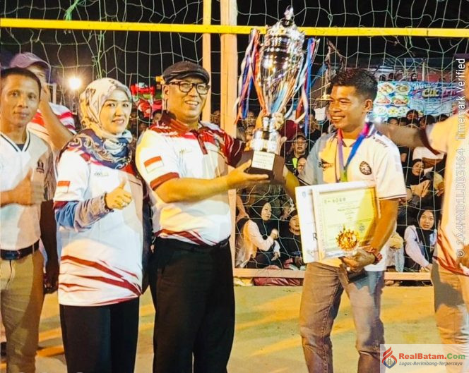 
					Wagub Kepri, Nyanyang Haris Pratamura didampingi istri menyerahkan tropi pemenang Merawang Cup III di Lapangan Bola Voli Tuah Perkasa, Desa Merawang, Sabtu (3/10/2026) malam. 