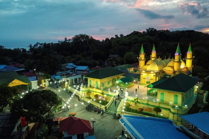 
					Komplek Balai Adat Pulau Penyengat di waktu malam dengan latar belakang Kota Tanjungpinang di waktu malam