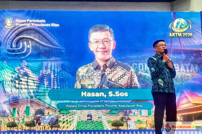 
					Kepala Dinas Pariwisata Provinsi Kepulauan Riau, Hasan, menyampaikan kata sambutan pada pembukaan Batam TRAVEL Mart yang diselenggarakan ASITA Kepri di Mega Mall, Batam Center. 