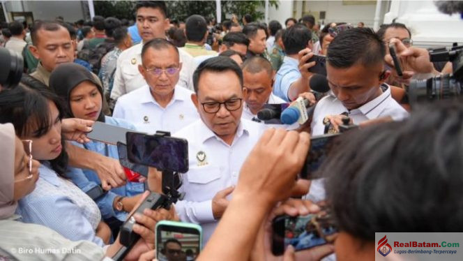 
					Menteri Koordinator Bidang Politik dan Keamanan Jenderal TNI (Purn.) Prof. Dr. Dudung Abdurachman saat memberikan keterangan pers usai menghadiri kegiatan di Istana Negara, Rabu (7/10/2026). 