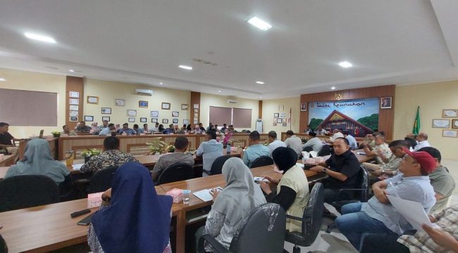Para kepala OPD, Camat dan tamu undangan lainnya mengikut rapat koordinasi dalam rangka persiapan penilaian Adipura 2026. Rapat dipimpin oleh Asisten Pemerintahan, Keistimewaan dan Kesejahteraan Rakyat di Balai Keurukon, Jumat (30/10/2026). 